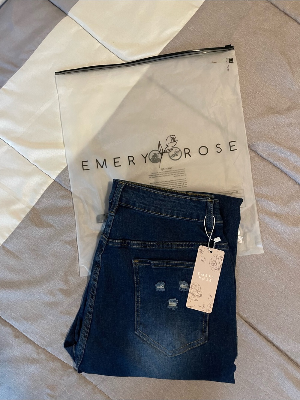 Women's Straight Leg Jeans in Dark Blue Wash
